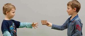 Teilen fällt Kindern manchmal schwer - auch wenn sie wissen, dass es unfair ist. 