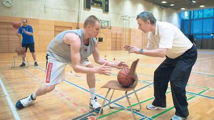 Zwischen Berlin und Belgrad. Svetislav Pesic, hier beim Einzeltraining mit Nationalspieler Robin Benzing, versucht den Spagat zwischen Nationalteam und Roter Stern.