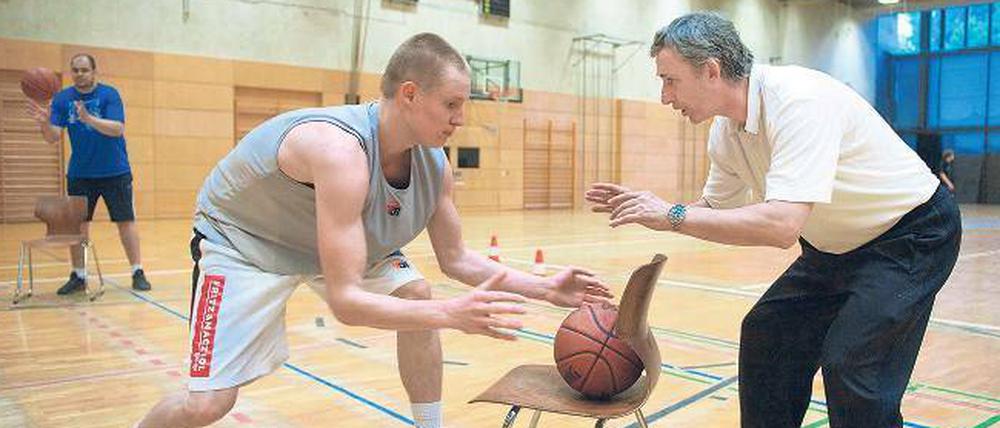 Zwischen Berlin und Belgrad. Svetislav Pesic, hier beim Einzeltraining mit Nationalspieler Robin Benzing, versucht den Spagat zwischen Nationalteam und Roter Stern. 