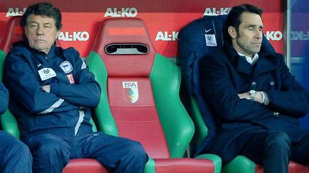 Zwei Generationen auf einer Bank. Trainer Otto Rehhagel (links) und Herthas Manager Michael Preetz.