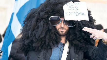 Schnitt gesucht. „Ich brauche eine 50-prozentigen Haircut“, steht auf dem Zettel. Das glaubt man dem Demonstranten sofort.