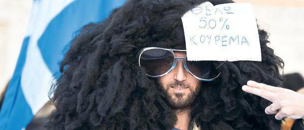 Schnitt gesucht. „Ich brauche eine 50-prozentigen Haircut“, steht auf dem Zettel. Das glaubt man dem Demonstranten sofort.