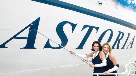 Taufpaten. Die Geschwister Hofmann malten 2002 den Namen „Astoria“ aufs einstige „Traumschiff“. Foto: picture-alliance/dpa
