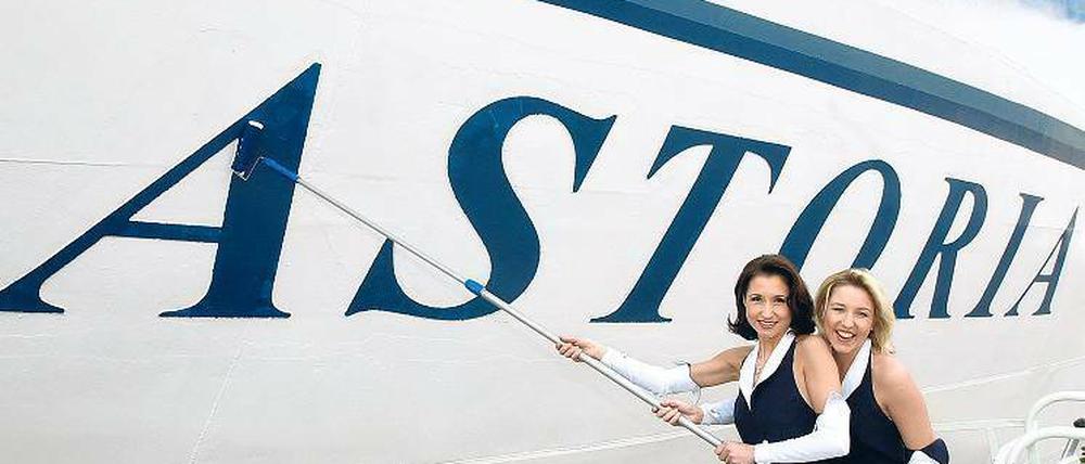 Taufpaten. Die Geschwister Hofmann malten 2002 den Namen „Astoria“ aufs einstige „Traumschiff“. Foto: picture-alliance/dpa