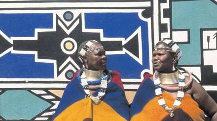Die Kraft der Farben. Ndebele-Frauen in Südafrika lieben es bunt. Foto: Mauritius