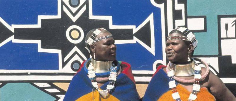 Die Kraft der Farben. Ndebele-Frauen in Südafrika lieben es bunt. Foto: Mauritius
