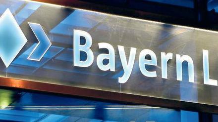 Zehn Milliarden Euro Schulden: Nach fatalen Spekulationsgeschäften soll die Bayern LB nun ihr Tafelsilber zu Geld machen. Foto: Angelika Warmuth/dpa