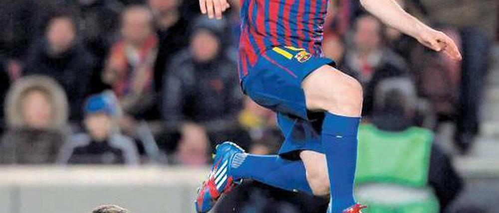 Nicht zu fassen. Leverkusens Spieler wie Bernd Leno konnten nur staunen, was der FC Barcelona und Lionel Messi mit ihnen anstellten. Der Argentinier traf insgesamt fünf Mal. Foto: Reuters