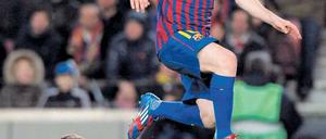 Nicht zu fassen. Leverkusens Spieler wie Bernd Leno konnten nur staunen, was der FC Barcelona und Lionel Messi mit ihnen anstellten. Der Argentinier traf insgesamt fünf Mal. Foto: Reuters