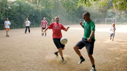 Ein Bolzplatz in Berlin. In der Hitze des Gefechts um den Ball können auch die Aggressionen hochkochen. 