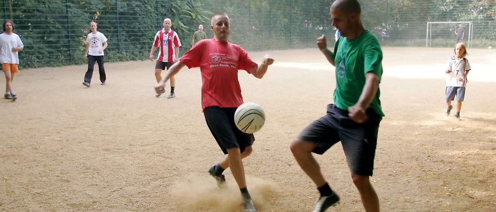 Ein Bolzplatz in Berlin. In der Hitze des Gefechts um den Ball können auch die Aggressionen hochkochen.