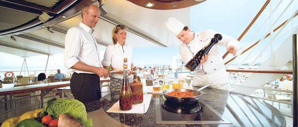 Nicht nur Seeleute haben an Bord alle Hände voll zu tun. Auch Köche auf Passagierdampfern plagt selten Langeweile. Foto: dpa