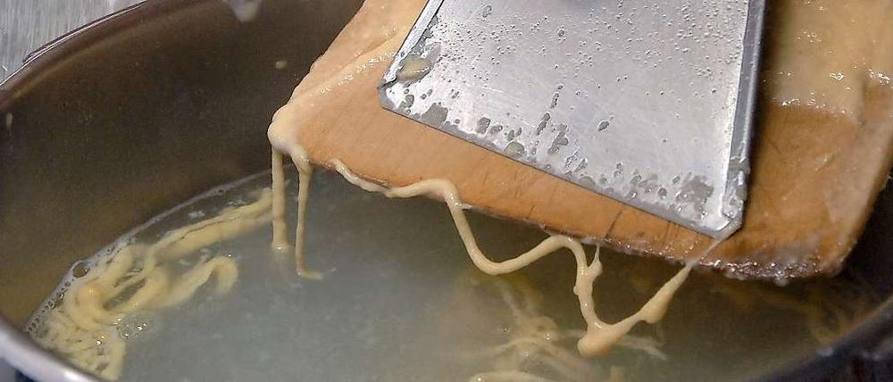 So werden sie geschabt, die original schwäbischen Spätzle.