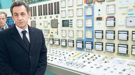 Punktesammeln mit dem Oldtimer: Frankreichs Präsident Nicolas Sarkozy zu Besuch in Frankreichs ältestem Atomkraftwerk im elsässischen Fessenheim. 