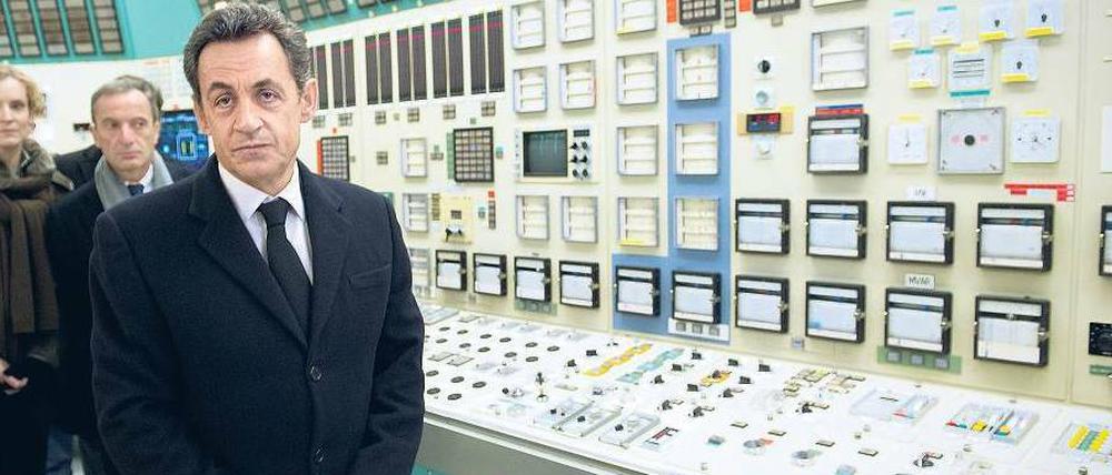 Punktesammeln mit dem Oldtimer: Frankreichs Präsident Nicolas Sarkozy zu Besuch in Frankreichs ältestem Atomkraftwerk im elsässischen Fessenheim.