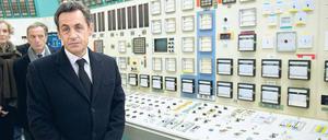 Punktesammeln mit dem Oldtimer: Frankreichs Präsident Nicolas Sarkozy zu Besuch in Frankreichs ältestem Atomkraftwerk im elsässischen Fessenheim. 