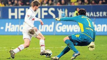 Augsburg kann auch offensiv. Stürmer Stephan Hain taucht vor dem Dortmunder Torhüter Roman Weidenfeller auf. Foto: dpa