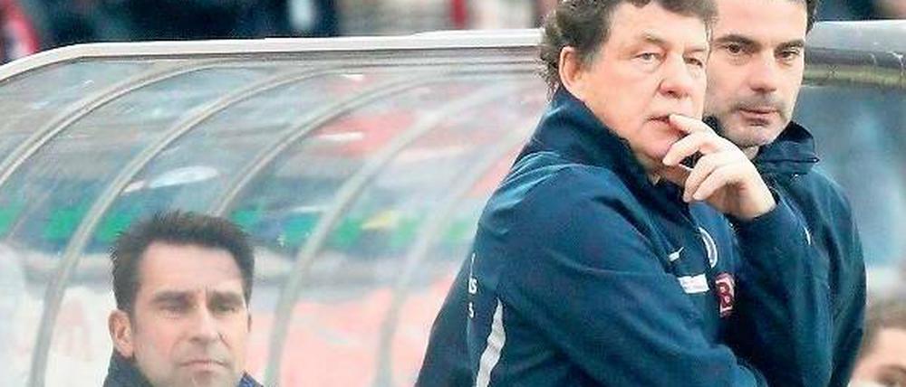 Denksport Fußball. Holen Sie mit Hertha BSC drei Punkte und vermeiden Sie den Abstieg. Diese Aufgabe bringt Trainer Rehhagel und Co-Trainer Tretschok ins Grübeln. 
