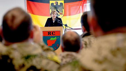 In Regierungskreisen hieß es, Merkel habe mit ihrer ersten Aussage nicht den Termin infrage stellen, sondern lediglich auf die anhaltenden Schwierigkeiten im Land hinweisen wollen.