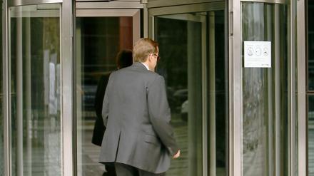Abschreibungen auf griechische Staatsanleihen haben das Ergebnis der Landesbank belastet.