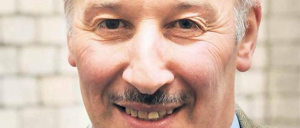 Romuald Schaber (54) stammt aus einer alten Bauernfamilie im Allgäu. Seinen Hof in der Nähe von Kempten bewirtschaftet heute jedoch überwiegend der 23-Jährige Sohn. Vater Romuald ist nämlich meist für den Verband Deutscher Milchviehhalter unterwegs und versucht, für die Bauern höhere Preise durchzusetzen. Notfalls schütten sie dafür – wie 2008 und 2009 geschehen – als Protest auch die Milch ihrer Kühe weg.