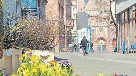 Schmuck. Kirchstraße und Markplatz in Bitterfeld heute. Einst galt die Region als die schmutzigste in ganz Europa. 