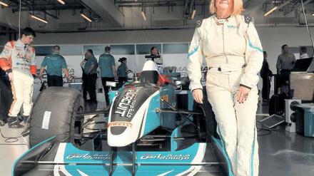 F1-Reporterin Karin Sturm vor ihrer Rundfahrt in Abu Dhabi im Doppelsitzer von Minardi.