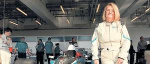 F1-Reporterin Karin Sturm vor ihrer Rundfahrt in Abu Dhabi im Doppelsitzer von Minardi.