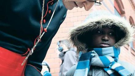 Eine Ehrung für alle. Als Auszeichnung für das ganze Erzbistum will Rainer Maria Woelki seine Erhebung in den Kardinalsstand verstanden wissen. Deshalb lud er Bedürftige wie diesen Jungen zum Mittagessen ein. Foto: dapd