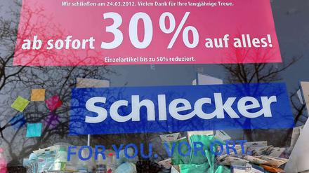 In den Schlecker-Filialen, die geschlossen werden, gibt es ab sofort 30 Prozent Rabatt auf alle Produkte.