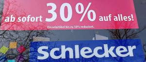 In den Schlecker-Filialen, die geschlossen werden, gibt es ab sofort 30 Prozent Rabatt auf alle Produkte.