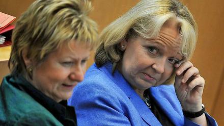 Wie geht's weiter? Sylvia Löhrmann (links) von den Grünen und Ministerpräsidentin Hannelore Kraft (SPD) müssen in Neuwahlen gehen.