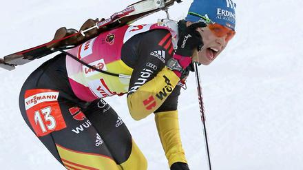 Schießen, laufen und jubeln - Biathletin Magdalena Neuner bei ihrem gewohnten Triathlon.