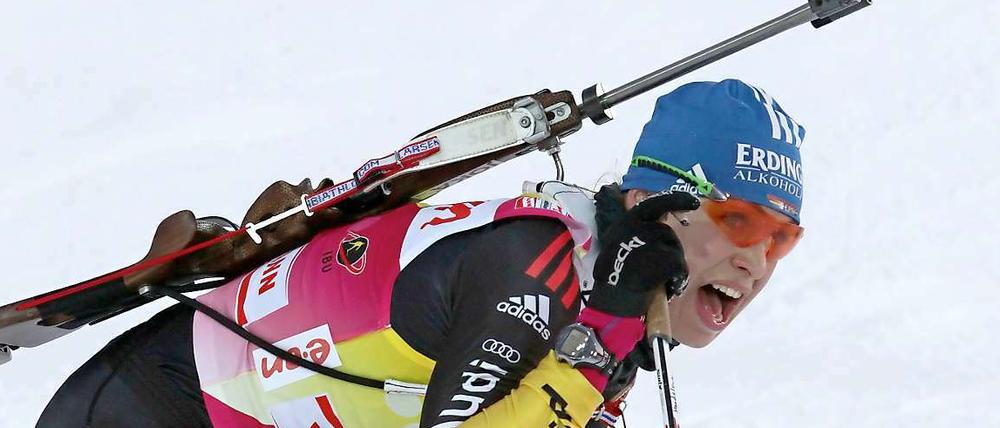 Schießen, laufen und jubeln - Biathletin Magdalena Neuner bei ihrem gewohnten Triathlon.