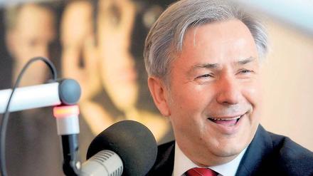 Auf Sendung. Der Rechtsausschuss im Abgeordnetenhaus beschäftigte sich am Mittwoch mit den dienstlichen und privaten Anteilen von Wowereits Reisen. Der Regierende kam nicht. Er folgte der Einladung eines privaten Radiosenders, der neue Räume bezog. 