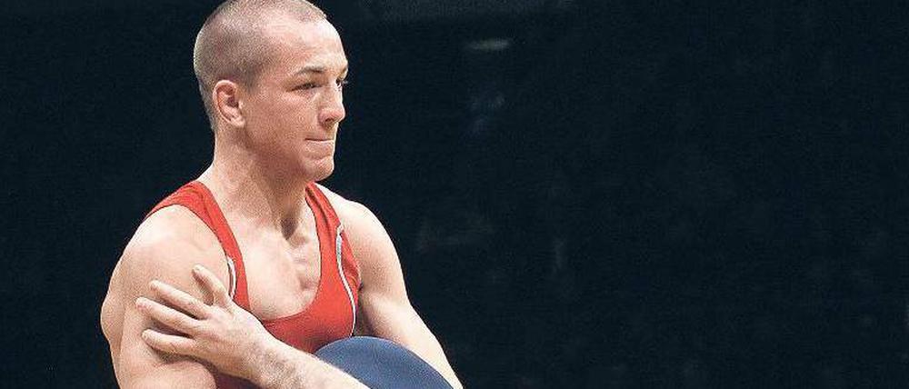 Ausgehoben. Frank Stäbler besiegt im EM-Finale den Rumänen Georgian Carpen. 