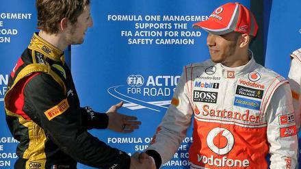 Lewis Hamilton (r.) startet beim großen Preis von Australien von Platz 1. Lotus-Fahrer Romain Grosjean gratuliert.