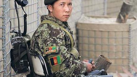 Abwarten. Soldaten der Nationalen Afghanischen Armee (ANA) konnten von den westlichen Truppen viel lernen. Ob sie die Sicherheit im Land schon alleine gewährleisten können, daran gibt es allerdings große Zweifel. Foto: Marai Shah/AFP