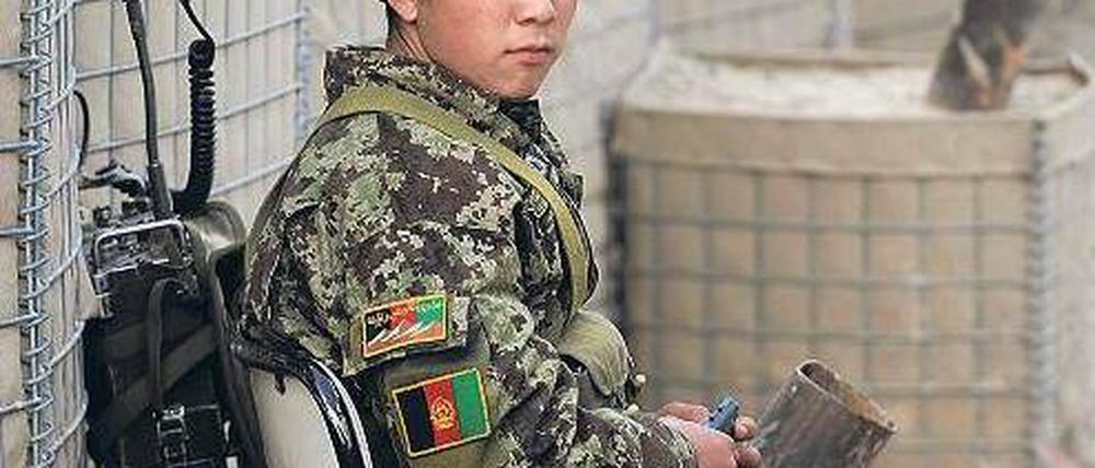 Abwarten. Soldaten der Nationalen Afghanischen Armee (ANA) konnten von den westlichen Truppen viel lernen. Ob sie die Sicherheit im Land schon alleine gewährleisten können, daran gibt es allerdings große Zweifel. Foto: Marai Shah/AFP