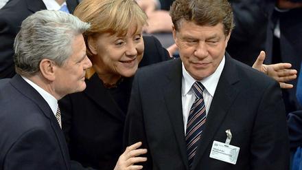 Otto Rehhagel bei der Wahl des Bundespräsidenten. Der Schreck der Niederlage gegen Bayern scheint ihm noch in den Gliedern zu sitzen. Ein bisschen Aufmunterung tut da gut.