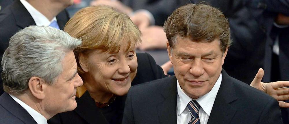 Otto Rehhagel bei der Wahl des Bundespräsidenten. Der Schreck der Niederlage gegen Bayern scheint ihm noch in den Gliedern zu sitzen. Ein bisschen Aufmunterung tut da gut.