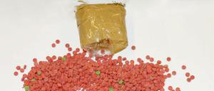 Yaba wird meist in Tablettenform gepresst. Die roten oder grünen Pillen kosten auf dem Markt etwa 30 Euro.