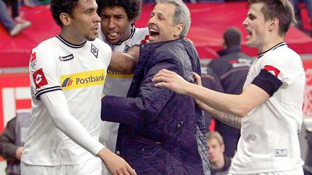 In der 87. Minute trifft Igor de Camargo (l.) zum 2:1 für Gladbach. Dante und Neustädter können ihre Freude nicht recht zeigen, im Gegensatz zu Trainer Favre.