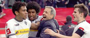 In der 87. Minute trifft Igor de Camargo (l.) zum 2:1 für Gladbach. Dante und Neustädter können ihre Freude nicht recht zeigen, im Gegensatz zu Trainer Favre.