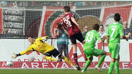 Helmes trifft in der 24. Minute zum 2:1 für den VfL.