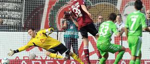 Helmes trifft in der 24. Minute zum 2:1 für den VfL.