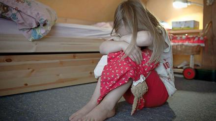 Gewalt gegen Kinder hat für diese oft tief greifende Folgen. Sie zerstört das Vertrauen der Kinder, in sich selbst und in die Erwachsenen.