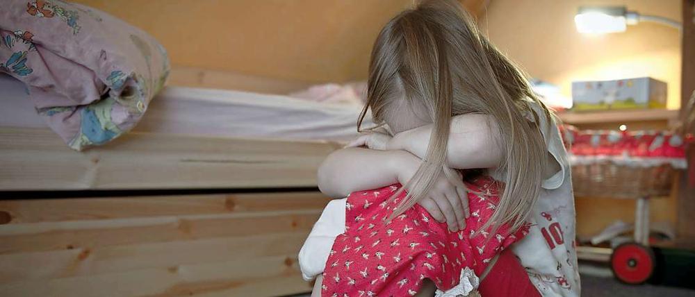 Gewalt gegen Kinder hat für diese oft tief greifende Folgen. Sie zerstört das Vertrauen der Kinder, in sich selbst und in die Erwachsenen.