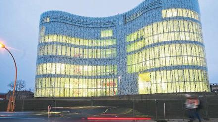Im Dunkeln. Die BTU Cottbus (hier das Medienzentrum) befürchtet, eine Fusion mit der FH Lausitz sei ein Sparmodell. Foto: dpa