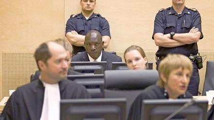 Er besteht seit zehn Jahren und hat die Kinderkrankheiten hinter sich: Am Mittwoch fällt der Internationale Strafgerichtshof in Den Haag sein erstes Urteil über den Kongolesen Thomas Lubanga Dyilo, der Kindersoldaten rekrutiert haben soll.
